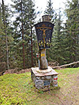 ...und wandern vorbei an einem Wegkreuz...