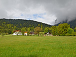 ...unterhalb eines Gehöfts vorbei