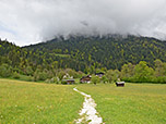 ...wandern wir über den Wiesenpfad auf den Weiler Ried zu