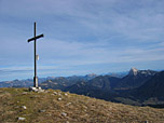 Gipfelkreuz, hinten rechts der Guffert
