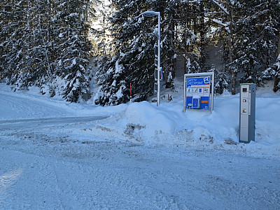 Vom Parkplatz Achental starten wir links in die Abzweigung der Zufahrtsstraße