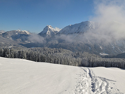 Wolkenfetzen verdecken die Sicht zum Unnutz