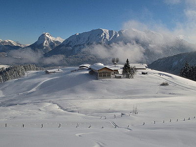 Wir blicken zurück auf die Falkenmoosalm, den Guffert und den Unnutz