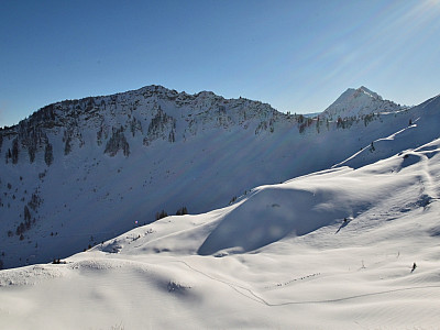 Der Blick hinüber zur Hochplatte, rechts die Sonntagsspitze, und die Schreckenspitze