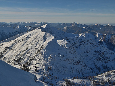 Das Demeljoch im Westen, weiter rechts im Hintergrund der Heimgarten, der Herzogstand und der Jochberg