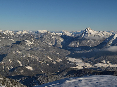 Der Ausblick nach Osten: Hinteres Sonnwendjoch und der allgegenwärtige Guffert