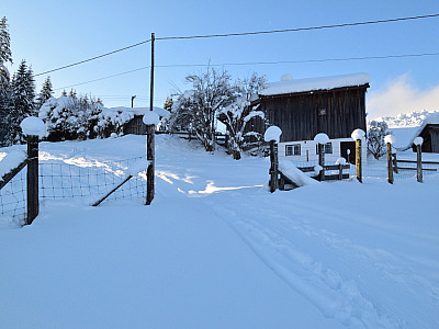 An den Häusern können wir durch eine Lücke im Zaun weiter aufsteigen