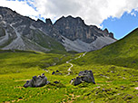 ...wird der breite Weg vom einem Wiesenpfad abgelöst