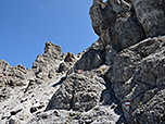 Im Anschluss steigen wir am Rand einiger Felsen aufwärts