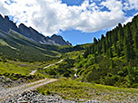 Unterwegs zur Adolf-Pichler-Hütte und die Kalkkögel im Blick