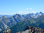 Links von der Bildmitte zeigt sich die Kirchdachspitze, ganz rechts die Tribulaune