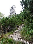 Vorbei an einer Felsnadel