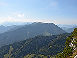 Im Hintergrund zeigt sich das Kaisergebirge