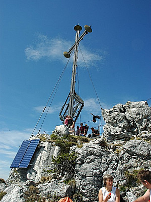 ...mit dem 12 Meter hohen Gipfelkreuz...