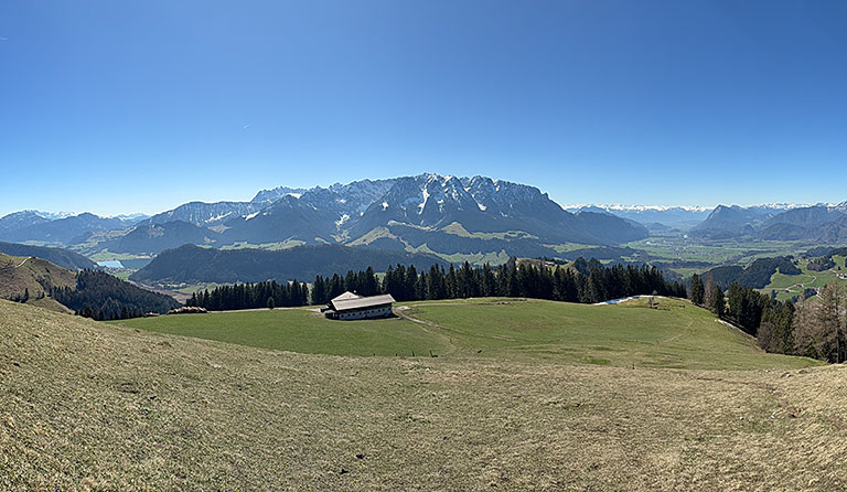 Karspitze (1239 m) und Wildbichlalm vom Ritzgraben