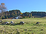 Über uns taucht die Wildbichler Alm auf