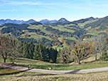 Ganz im Hintergrund zeigt sich der Wendelstein