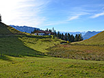 Links hinter der Alm zeigt sich der Zahme Kaiser