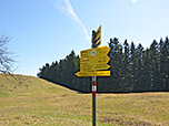 Beim Schilderbaum biegen wir links Richtung Karspitze ab...