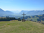 Die Aussicht reicht bis zu den Zillertaler Alpen
