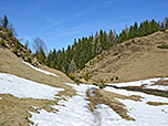 ...und erreichen durch eine grasige Mulde...