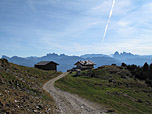 Rückblick zu den Almhütten mit Dolomitenpanorama