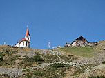 Die Kirche und das Schutzhaus am Latzfonser Kreuz