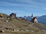 Das Schutzhaus Latzfonser Kreuz und das kleine Kirchlein