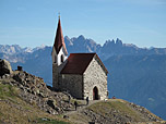 Die Kirche mit den Geislerspitzen im Hintergrund