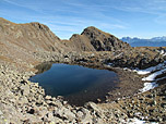 Nach dem See steigen wir einen schottrigen Hang hinauf