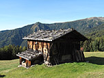 ...geht es durch die idyllische Almlandschaft