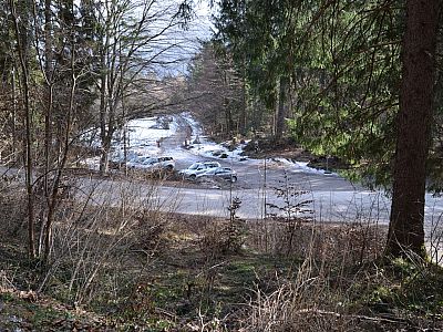 Wir starten an dem kleinen Parkplatz an der Pflegerseestraße