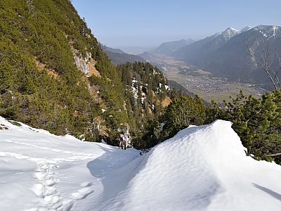 In der Rinne hat sich noch viel Schnee gehalten