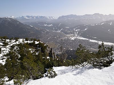 Links im Dunst das Karwendelgebirge 
