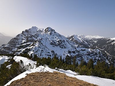 Der Kramerspitz trägt noch ein dickes Kleid aus Schnee