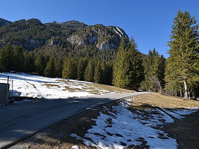 Hinter der Hochspannungsleitung halten wir uns links ...