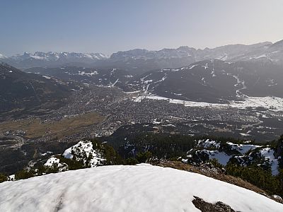 Der Ausblick vom Gipfel des Katzenkopfs auf Garmisch-Partenkirchen
