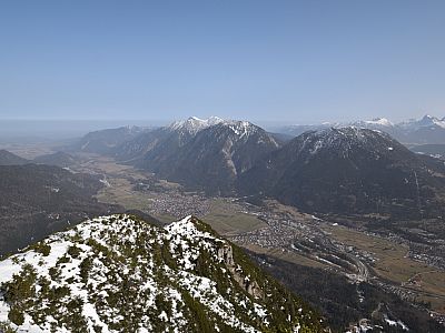 Der Ausblick nach Nordosten auf das Loisachtal und das Estergebirge