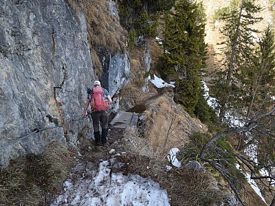 Am Fels vorbei steigen wir weiter ab