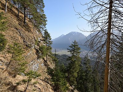 Der Blick an den Steilhängen entlang zum Hohen Fricken