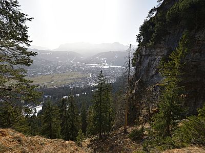 Im Dunst sind die Skipisten hinter Garmisch-Partenkirchen zu sehen