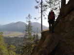 Der schmale Steig schmiegt sich an den steilen Hang an