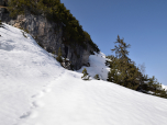 Ein Stück geht es unterhalb der Felsen nach Norden, ...