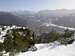 Links im Dunst das Karwendelgebirge