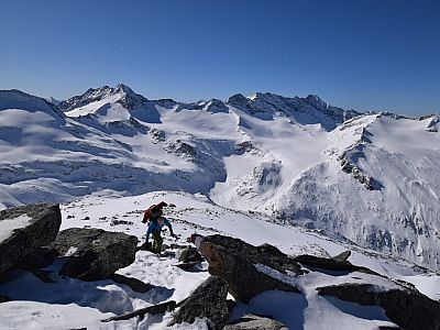Zu Fuß geht es nun weiter auf den Gipfel zu