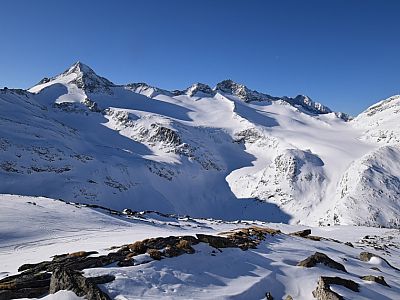 Der Ausblick hinter uns wird dominiert vom Großen Geiger ...