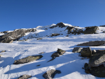 Gleich hinter der Hütte starten wir in Richtung Nordosten