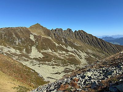 Schon bald zeigen sich das Kellerjoch...