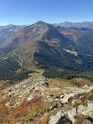 Möglichkeit Nr. 2: Wir bleiben am Bergrücken...