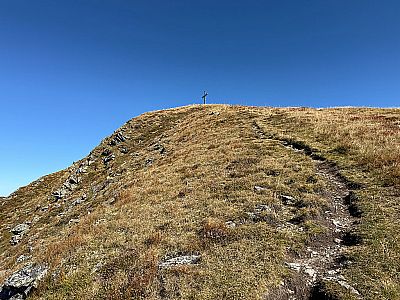 ...erreichen wir schließlich das Gipfelkreuz
